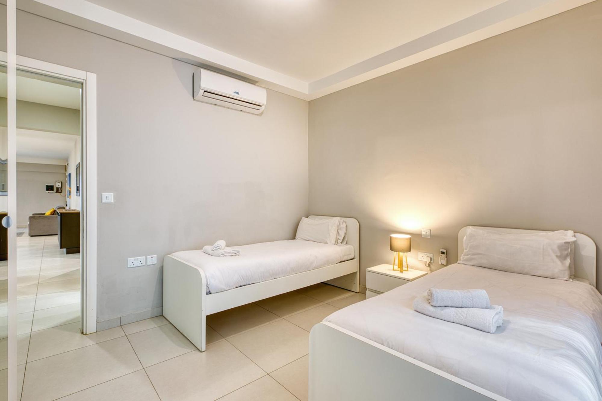 Unique Two Bedroom Apt With Huge Outdoor Area And Close To Entertainment Is-Swieqi Exterior foto